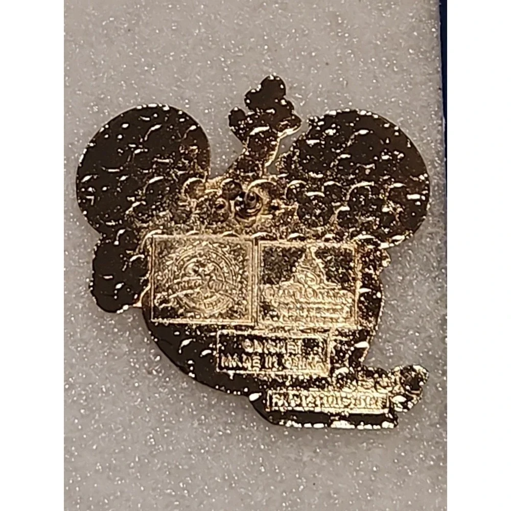 Disney Pin Goofy Shanghai Resort Grand Opening SDR Chinese Coat On Card‎ 121118